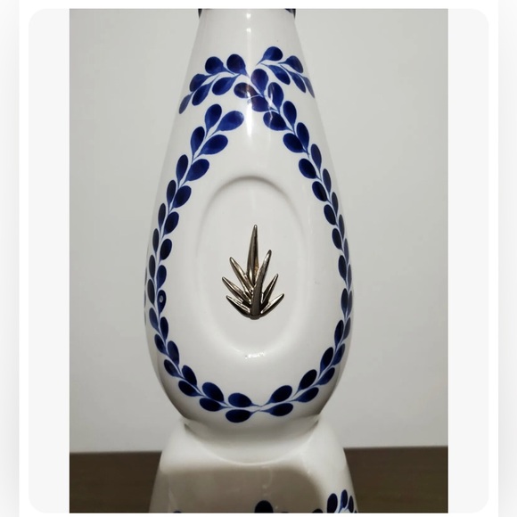 Clase Azul Tequila Reposado Blue and White Handcrafted Ceramic Decanter Bottle. - Picture 9 of 10